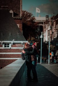 Waarom is afscheid altijd zo grappig?